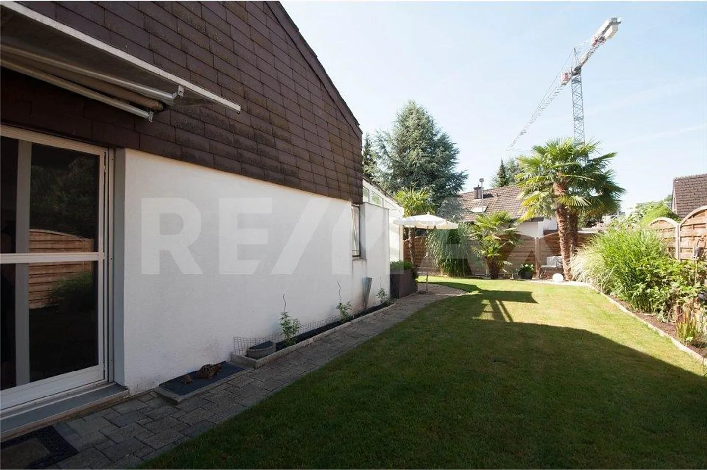 Well-maintained single-family house with winter garden and pool - Photo 12 of 13