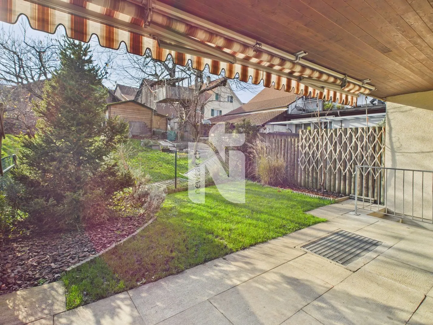 Très belle maison avec vue, jardin, coin salon et grand carport - Photo 1 sur 9