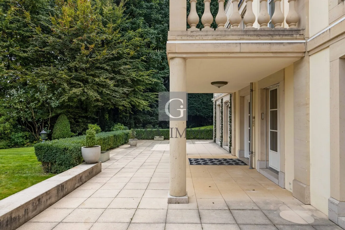 Elegantes Privathotel mit privatem Garten und Innenpool - Foto 2 von 22