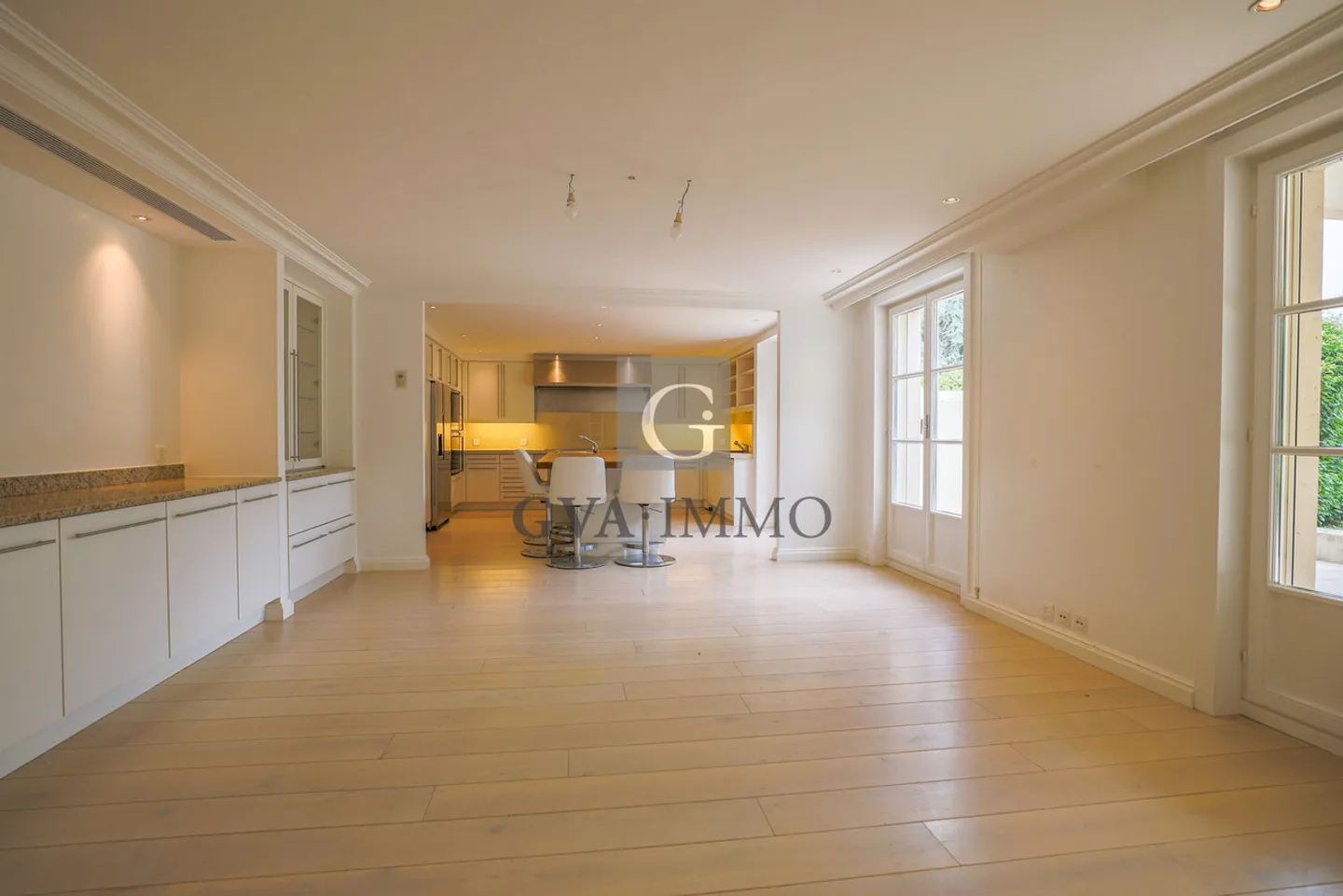 Elegantes Privathotel mit privatem Garten und Innenpool - Foto 9 von 22