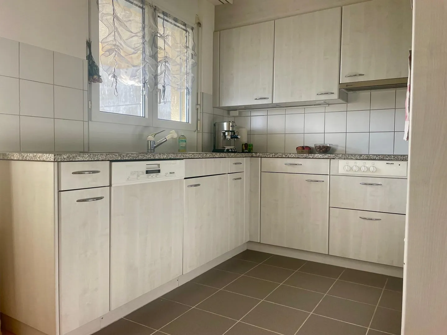 Bright 3.5 Room Garden Apartment Centrally Located - Photo 6 of 16