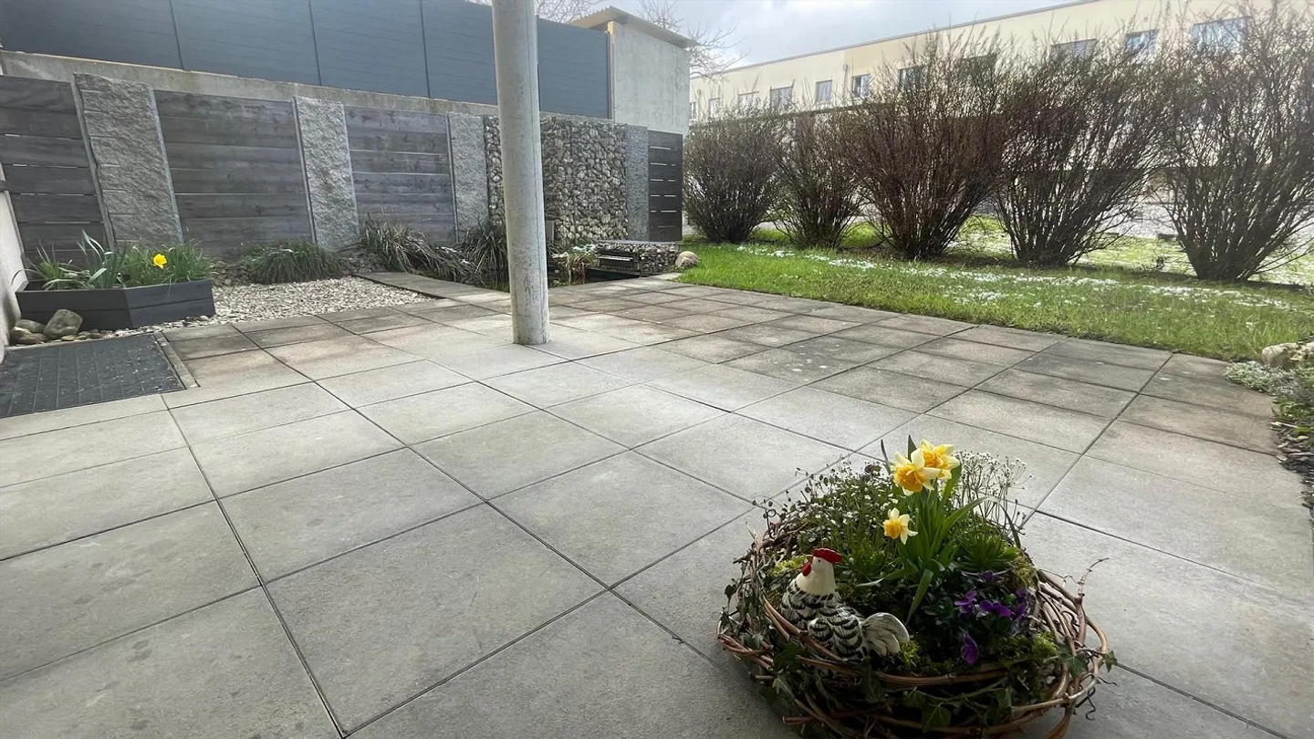 Bright 3.5 Room Garden Apartment Centrally Located - Photo 14 of 16