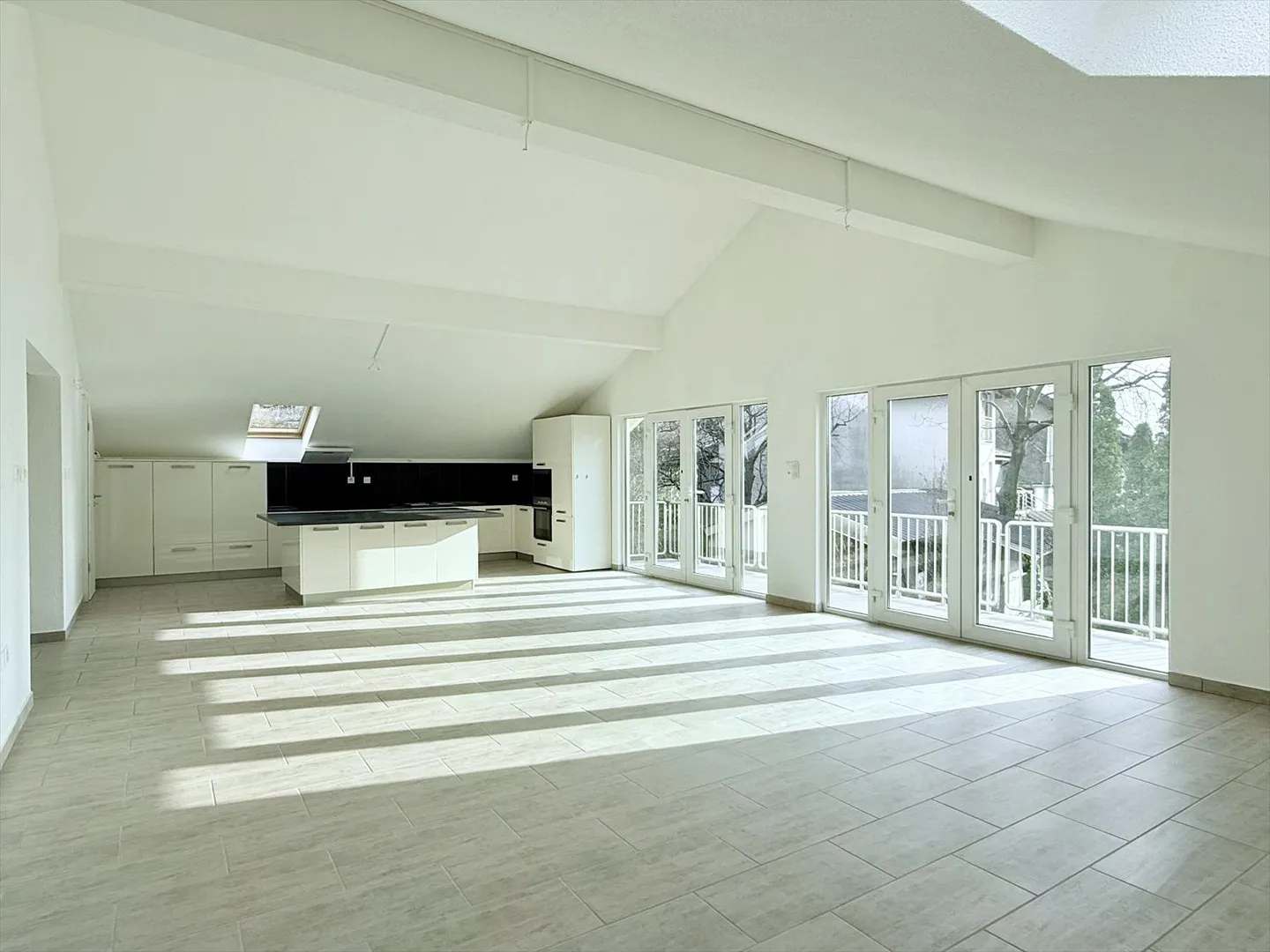 Magnifique appartement de 4,5 pièces - belle terrasse avec vue dégagée - Photo 1 sur 13