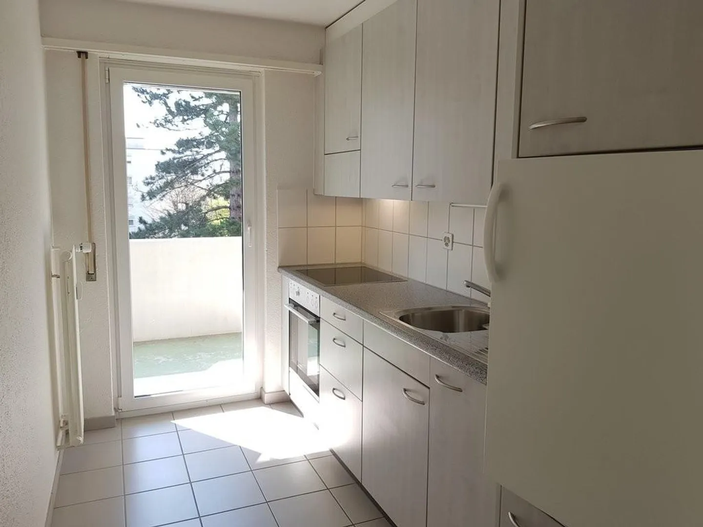 Appartamento luminoso in un ambiente verdeggiante - Foto 2 di 8