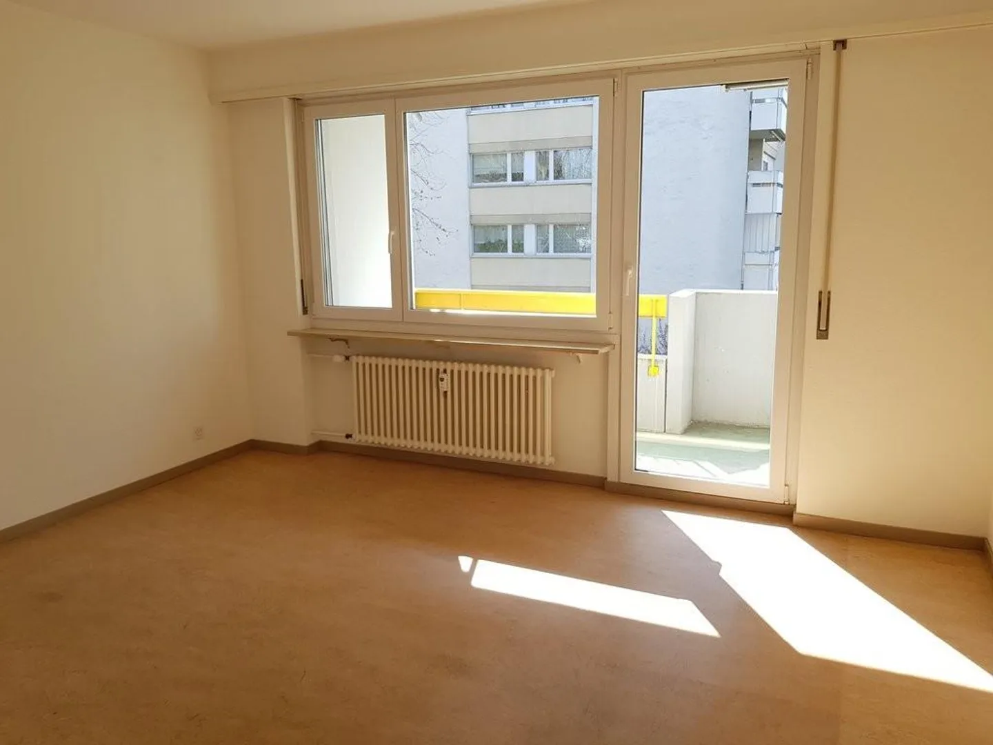 Appartamento luminoso in un ambiente verdeggiante - Foto 3 di 8