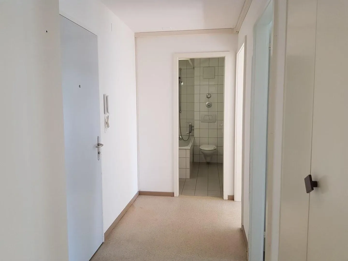 Appartamento luminoso in un ambiente verdeggiante - Foto 5 di 8