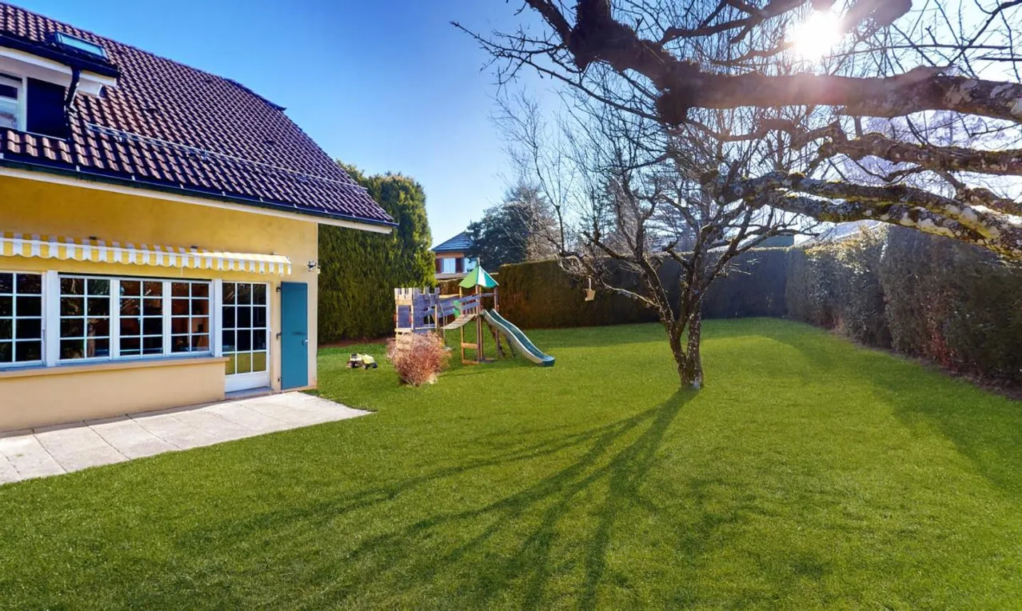 BRIGHT VILLA IN A QUIET LOCATION, BETWEEN NATURE AND CLOSE TO LAUSANNE - Photo 1 of 13