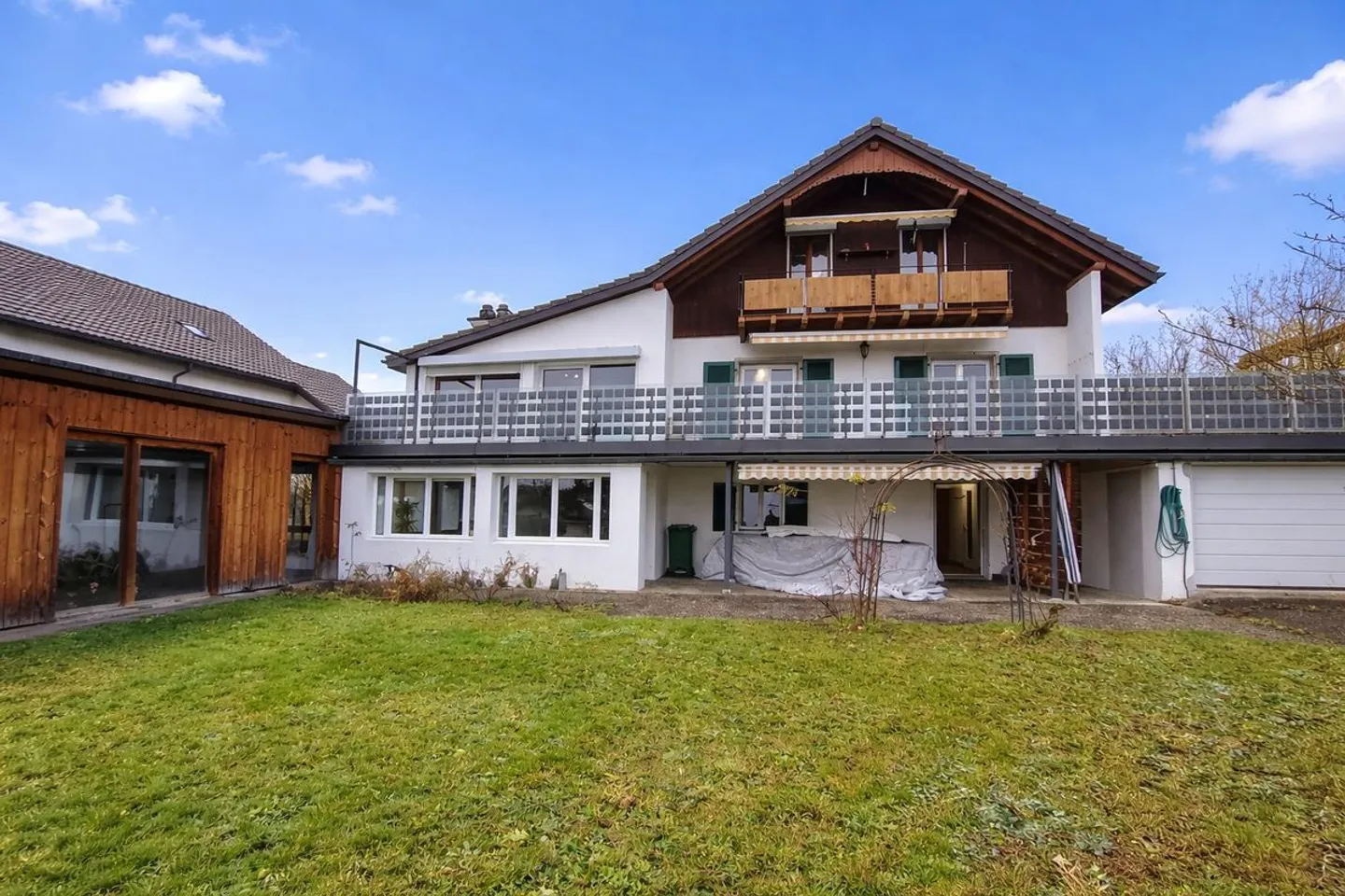 Maison comprenant deux appartements indépendants ainsi que des locaux à usage de bureaux - Photo 1 sur 13