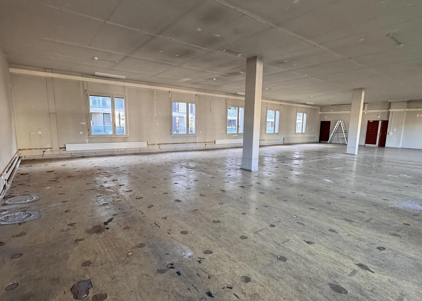 Office Location at the Train Station - Office and Commercial Spaces in Wetzikon - Photo 2 of 7