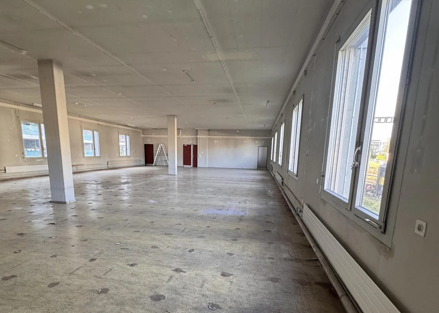 Office Location at the Train Station - Office and Commercial Spaces in Wetzikon - Photo 3 of 7