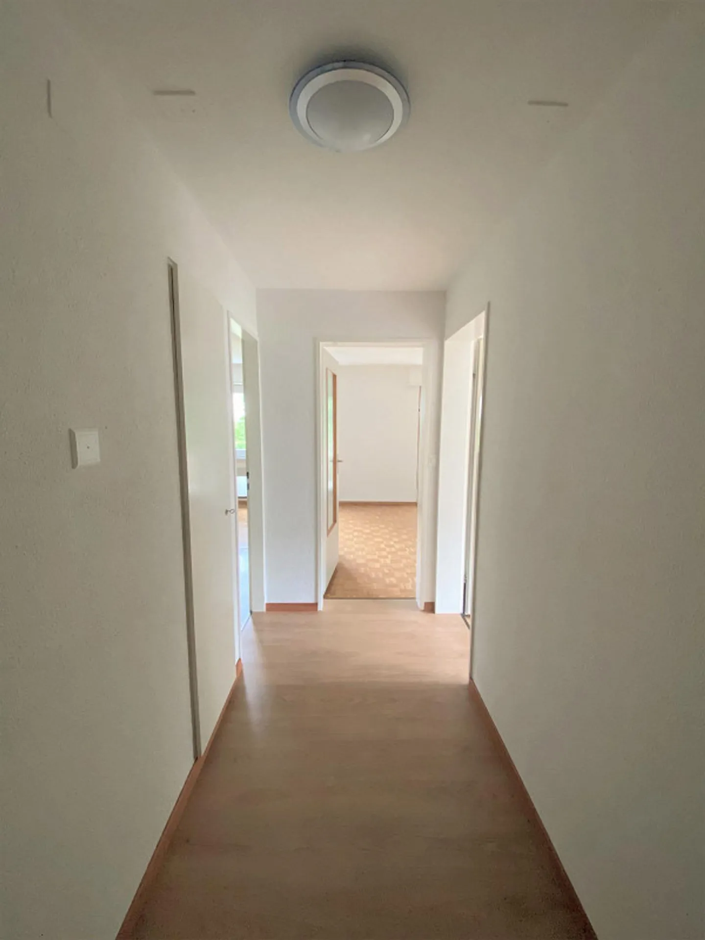 Appartement 2.5 pièces dans un emplacement central au 3ème étage - Photo 3 sur 7