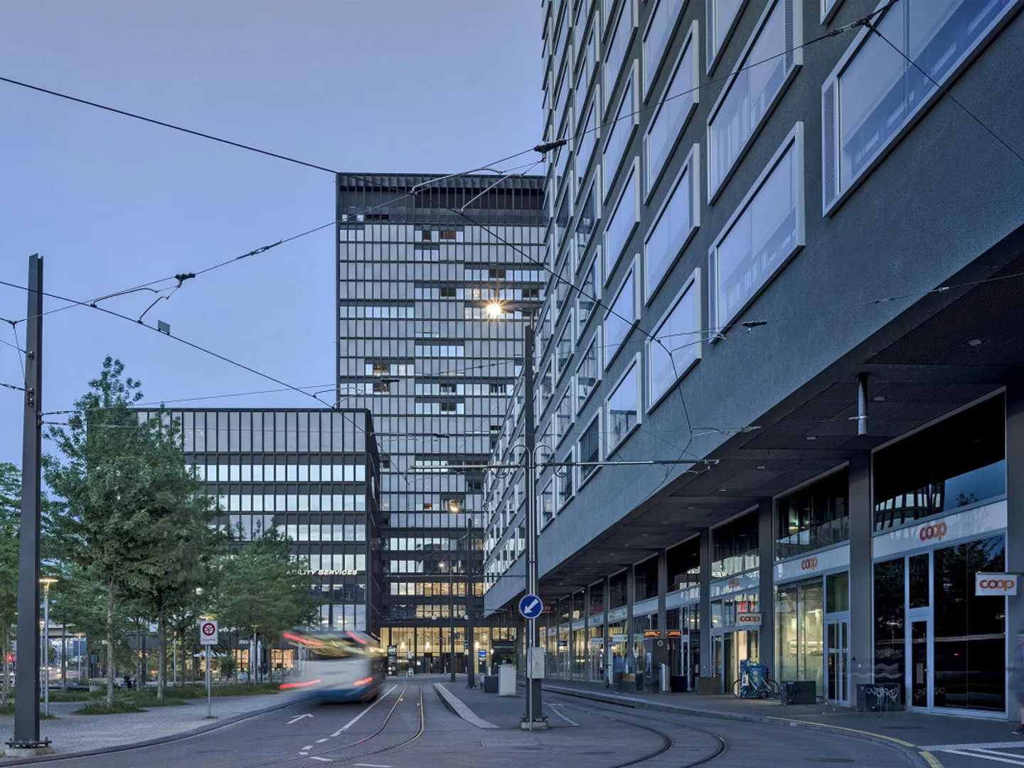Motorcycle parking directly at Altstetten train station - Photo 1 of 2