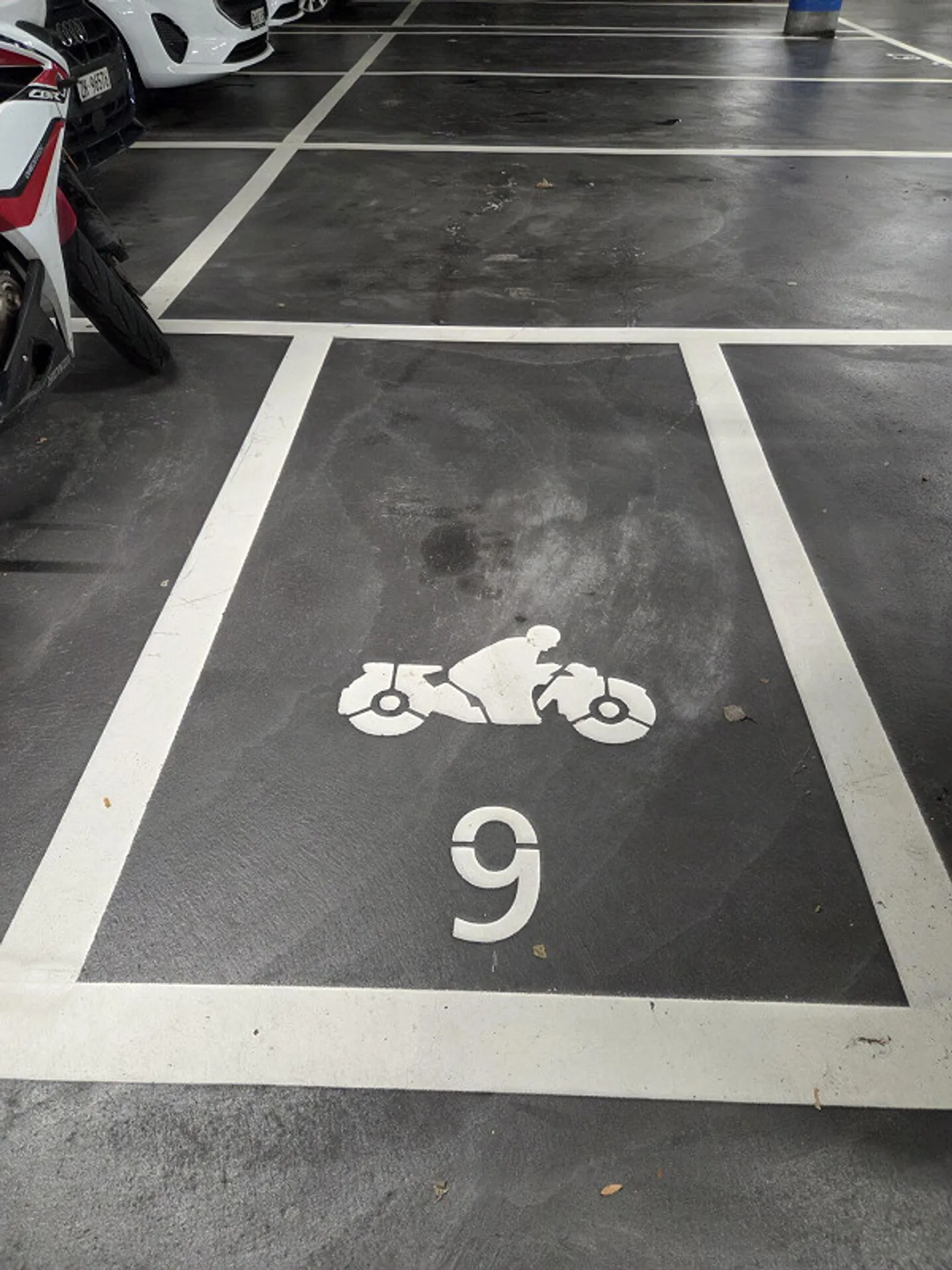 Motorcycle parking directly at Altstetten train station - Photo 2 of 2