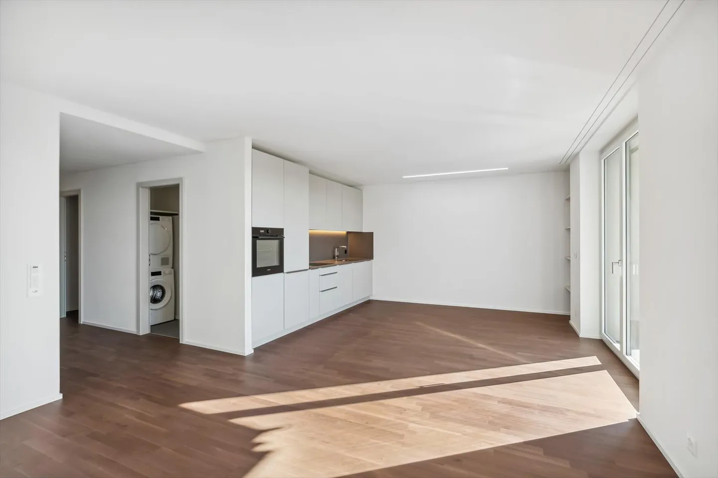 Bel appartement de 2,5 pièces de 67m2, moderne et entièrement rénové avec balcon - Photo 3 sur 12