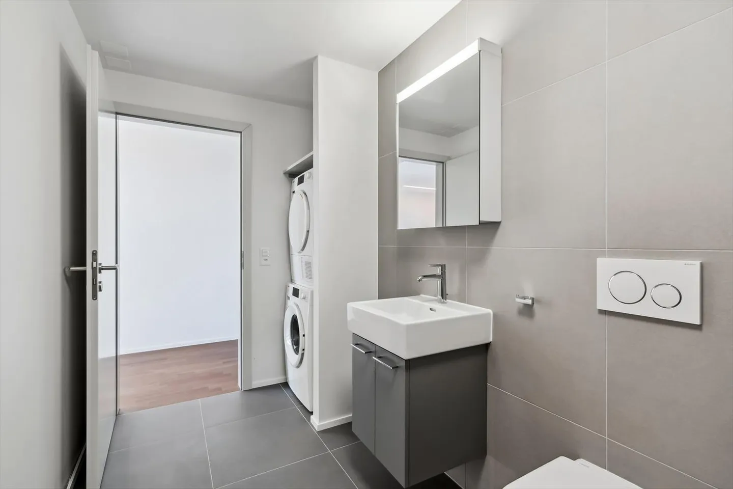 Bel appartement de 2,5 pièces de 67m2, moderne et entièrement rénové avec balcon - Photo 5 sur 12