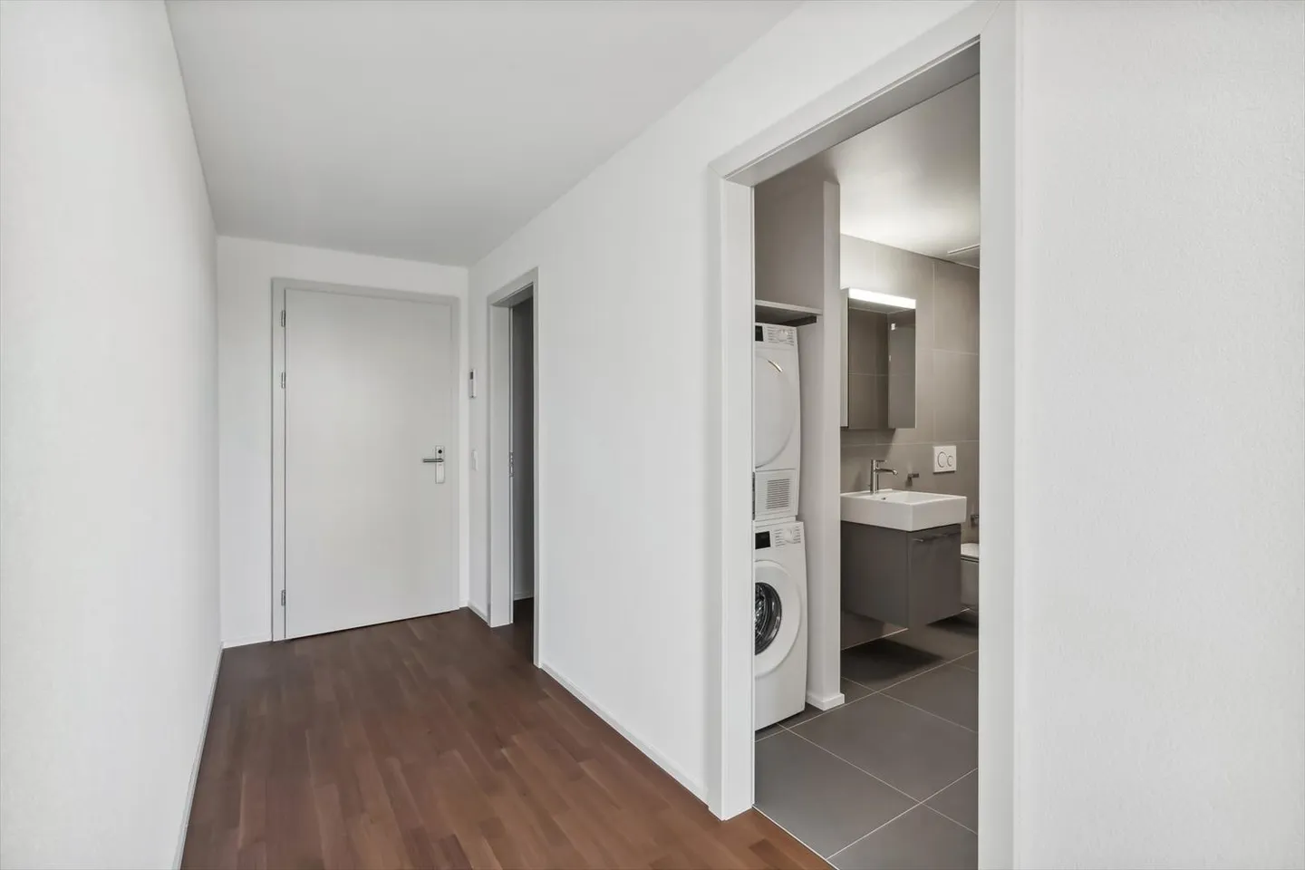 Bel appartement de 2,5 pièces de 67m2, moderne et entièrement rénové avec balcon - Photo 9 sur 12