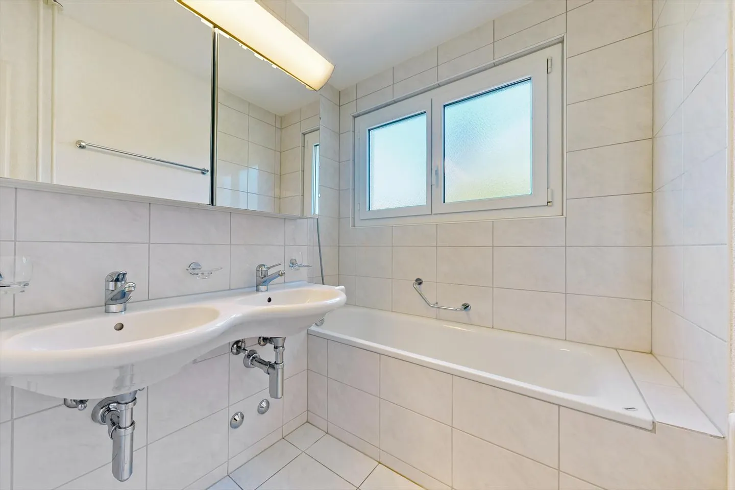 Spacious Apartment in the Green - Photo 8 of 9