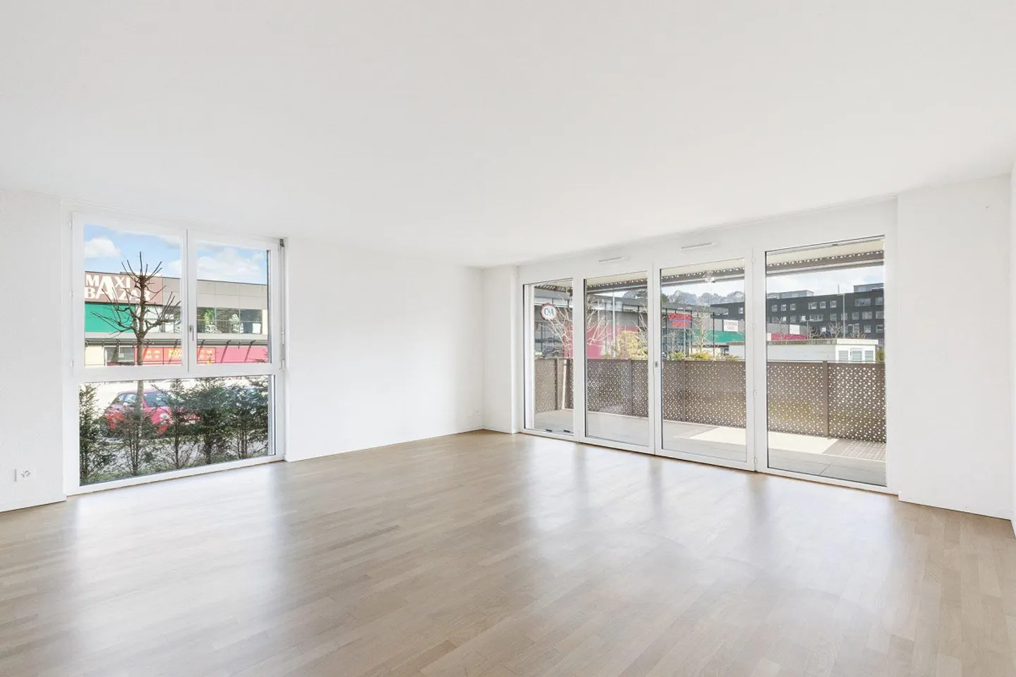 Charming Apartment with Balcony - Photo 2 of 7