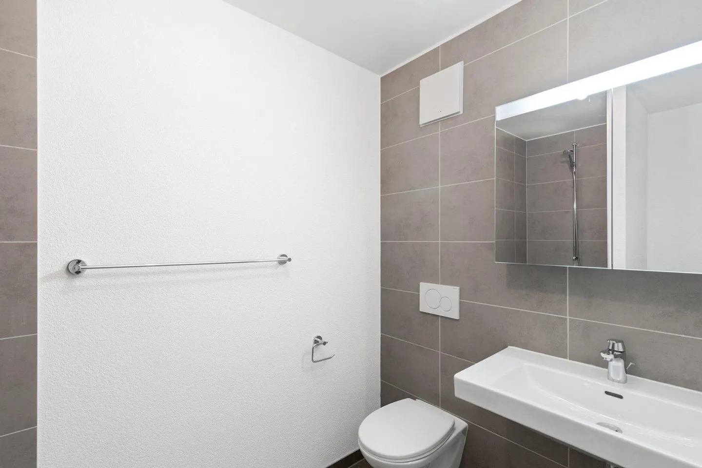 Charming Apartment with Balcony - Photo 4 of 7