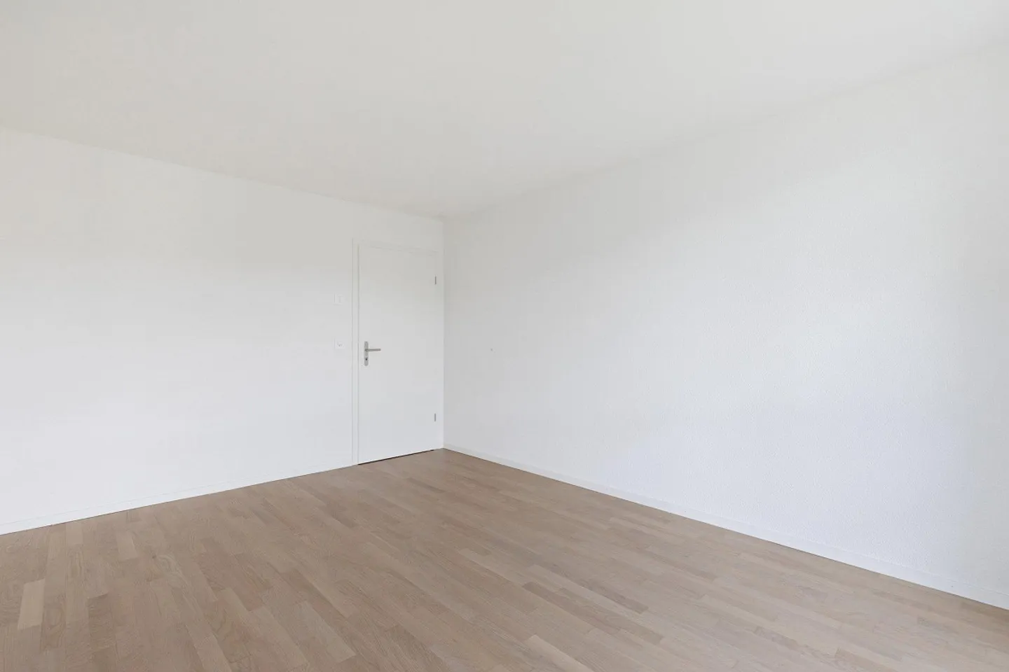 Charming Apartment with Balcony - Photo 5 of 7