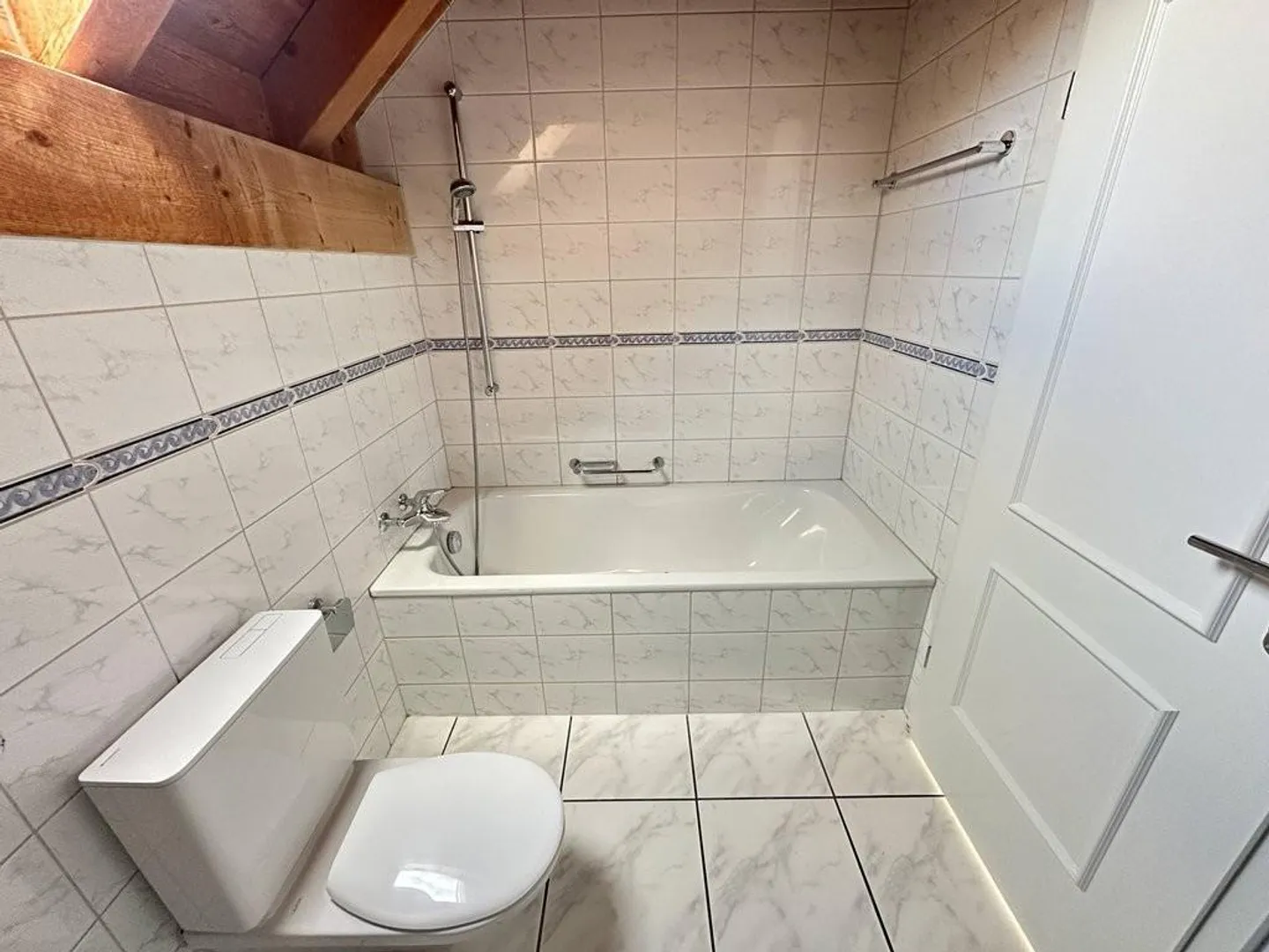 Einzigartige Dachstockwohnung mit Blick ins Grüne - Foto 6 von 12