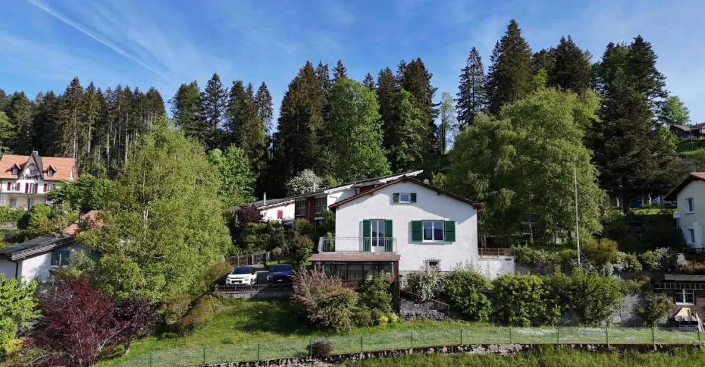 A character house to renovate on the heights of La Chaux-de-Fonds - Photo 1 of 12