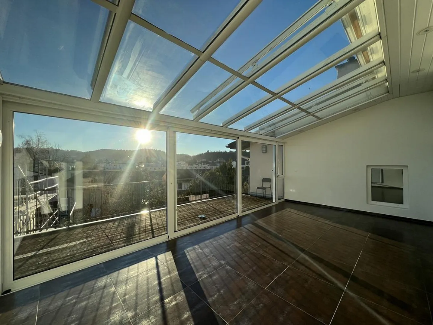 MAISON INDIVIDUELLE BAIGNÉE DE LUMIÈRE AVEC JARDIN D'HIVER EXCLUSIF - Photo 1 sur 5