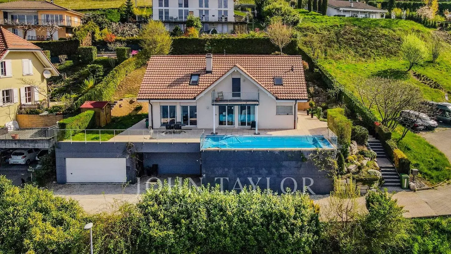 Villa mit Schwimmbad und Panoramablick - Foto 2 von 13