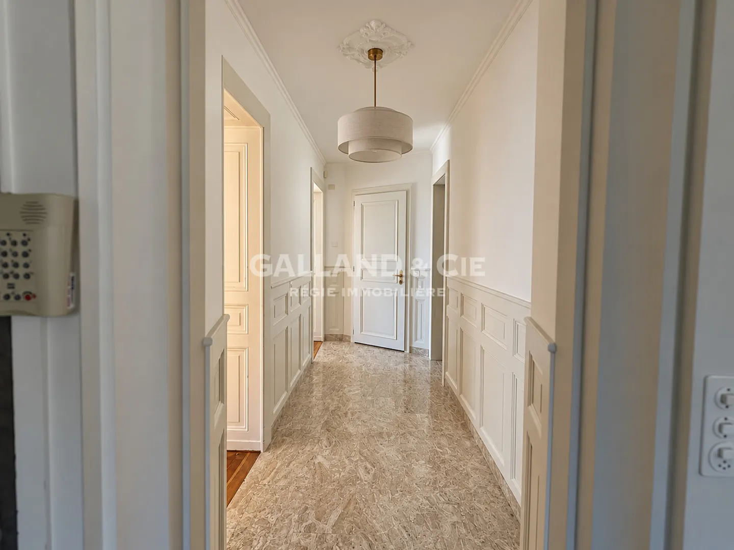 Charming Apartment with Garden - Photo 8 of 13