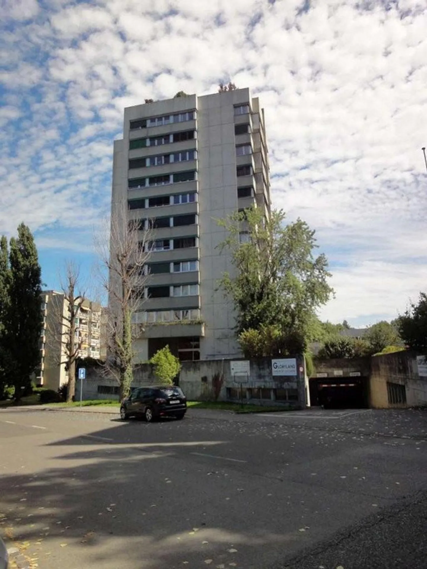 Posto moto in affitto in parcheggio interno vicino all'EPFL - Foto 1 di 1