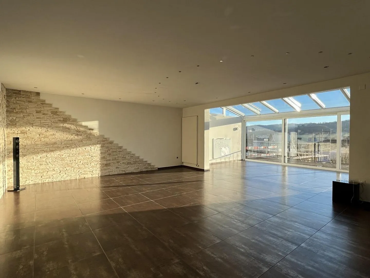 MAISON INDIVIDUELLE BAIGNÉE DE LUMIÈRE AVEC JARDIN D'HIVER EXCLUSIF - Photo 2 sur 5