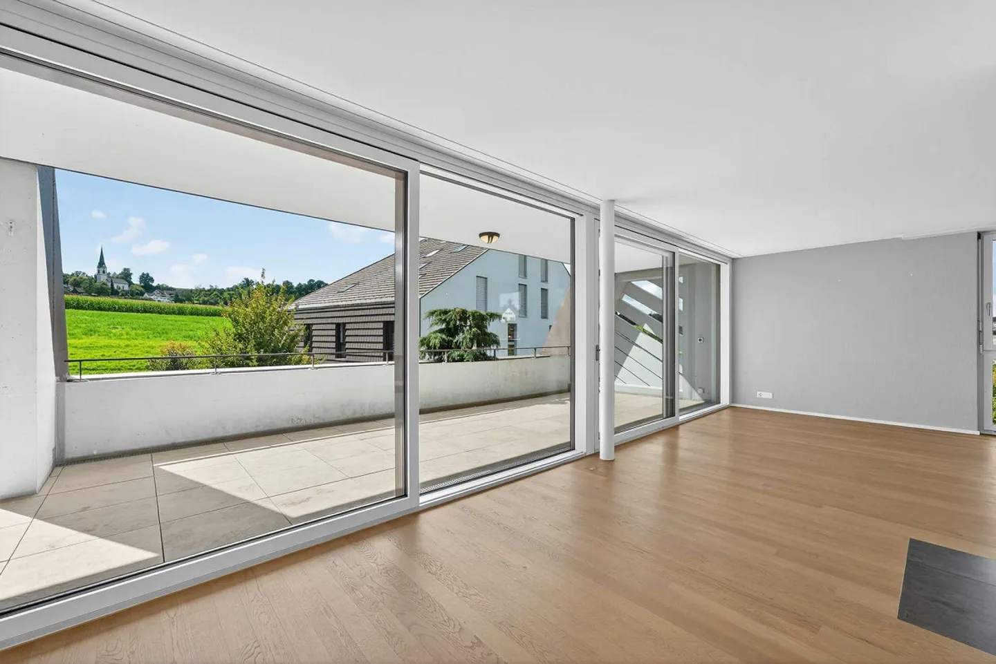 Appartement en duplex moderne et lumineux de 6,5 pièces avec une grande terrasse de 36,2 m² - Photo 5 sur 25