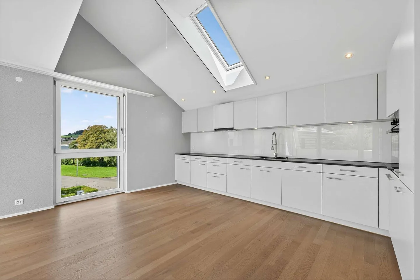 Appartement en duplex moderne et lumineux de 6,5 pièces avec une grande terrasse de 36,2 m² - Photo 6 sur 25
