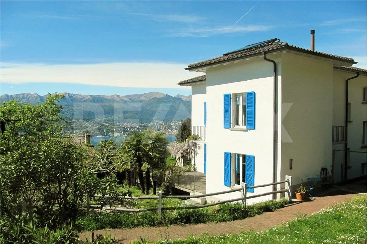 Attico Incantevole con Vista Lago - Foto 1 di 9