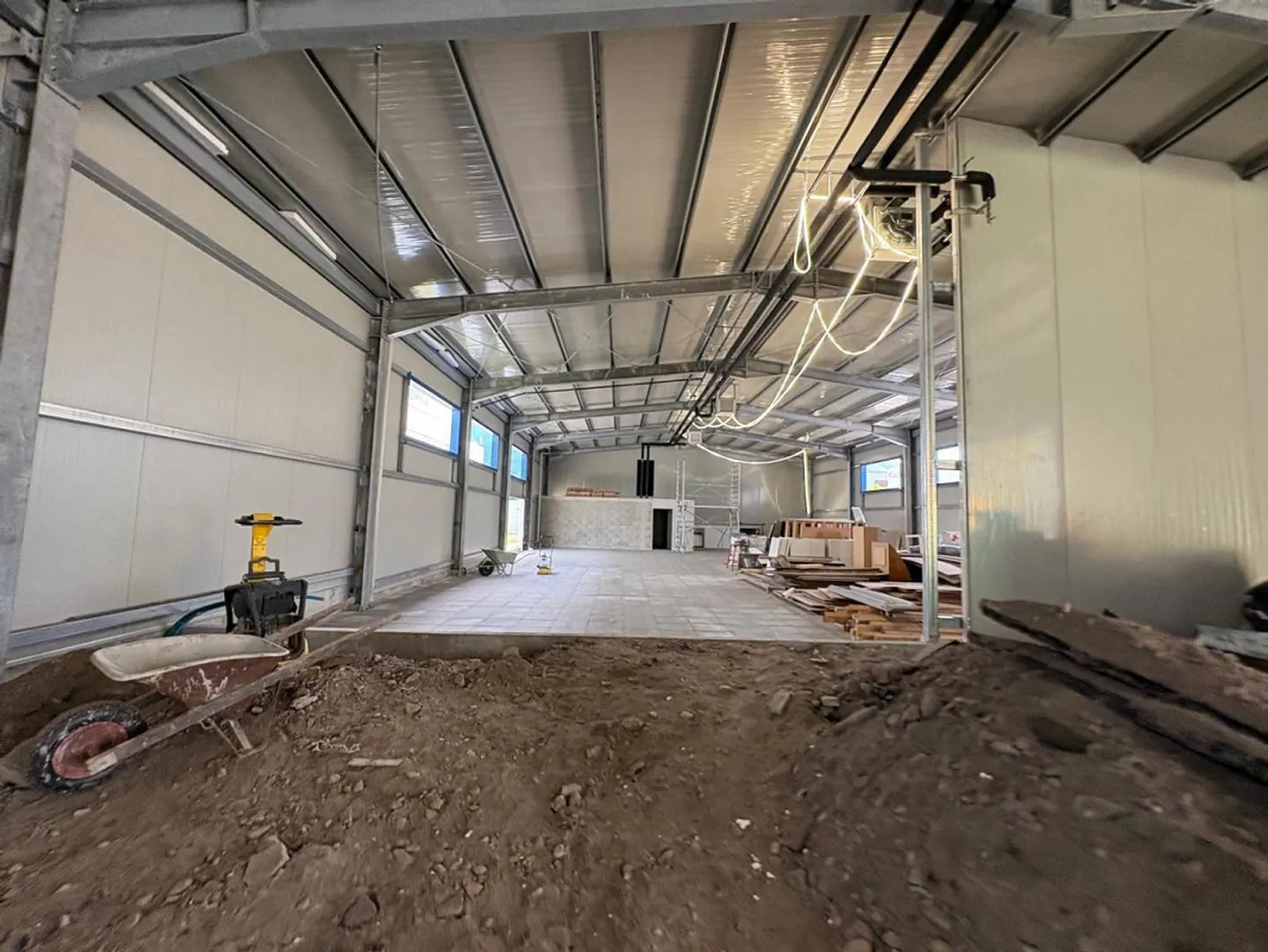 Warehouse used as a garage in a very central location - Photo 6 of 15