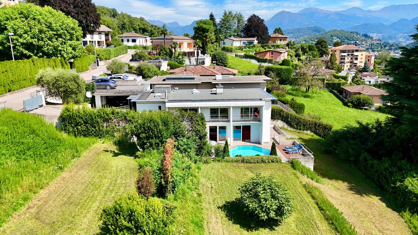 Elegante Villa mit Wunderschwimmingpool zur Miete in Breganzona - Foto 1 von 22