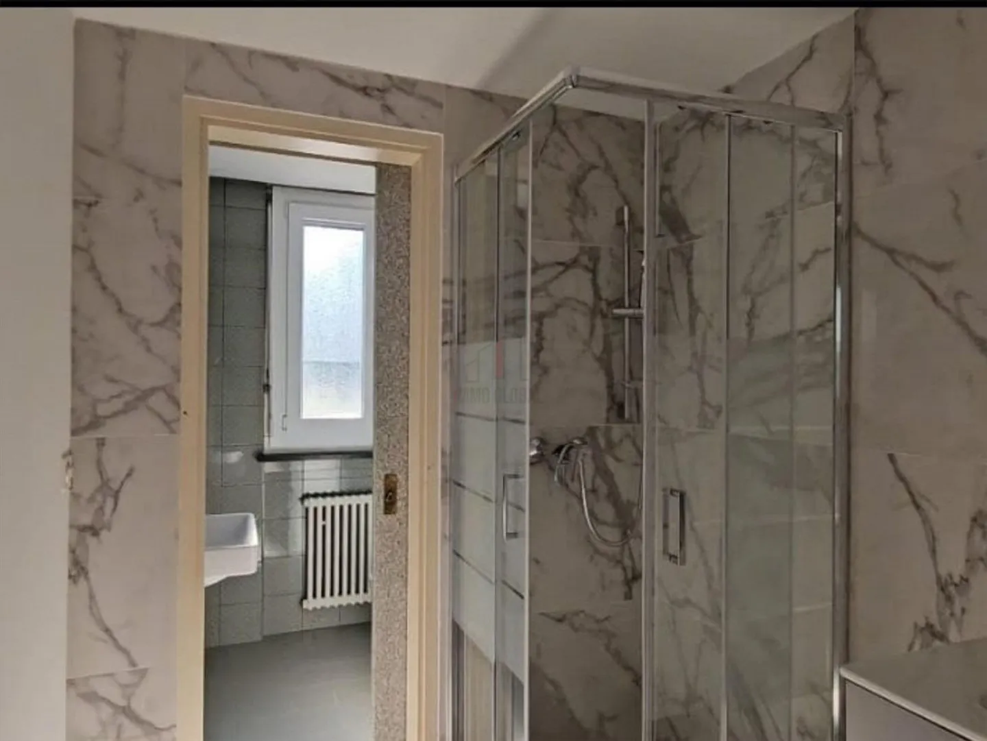 LIVING A FEW STEPS FROM THE LAKE, RENOVATED THREE-ROOM APARTMENT WITH VIEW - Photo 6 of 7