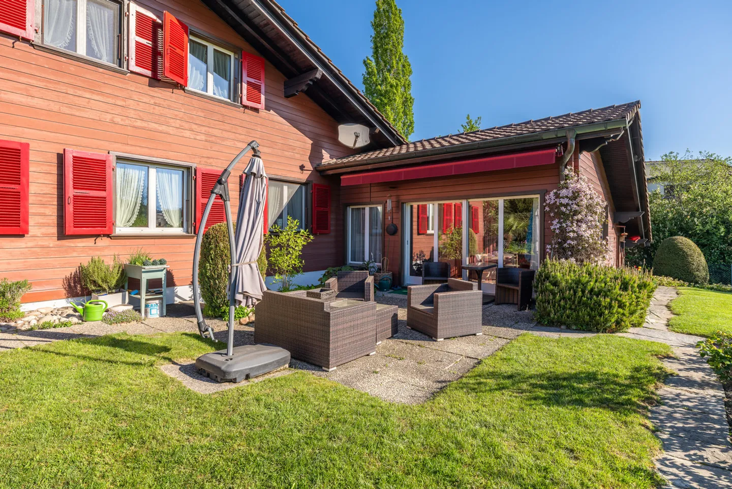 Charmante maison individuelle de 6,5 pièces avec un espace généreux et un jardin bien entretenu - Photo 2 sur 21