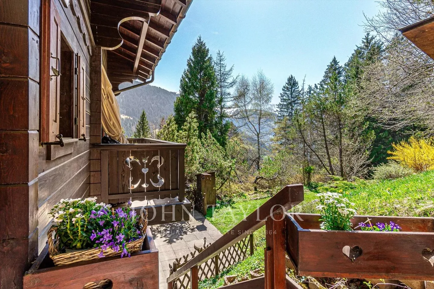 Magnifique chalet niché dans une oasis verte avec vue sur les montagnes - Photo 3 sur 8