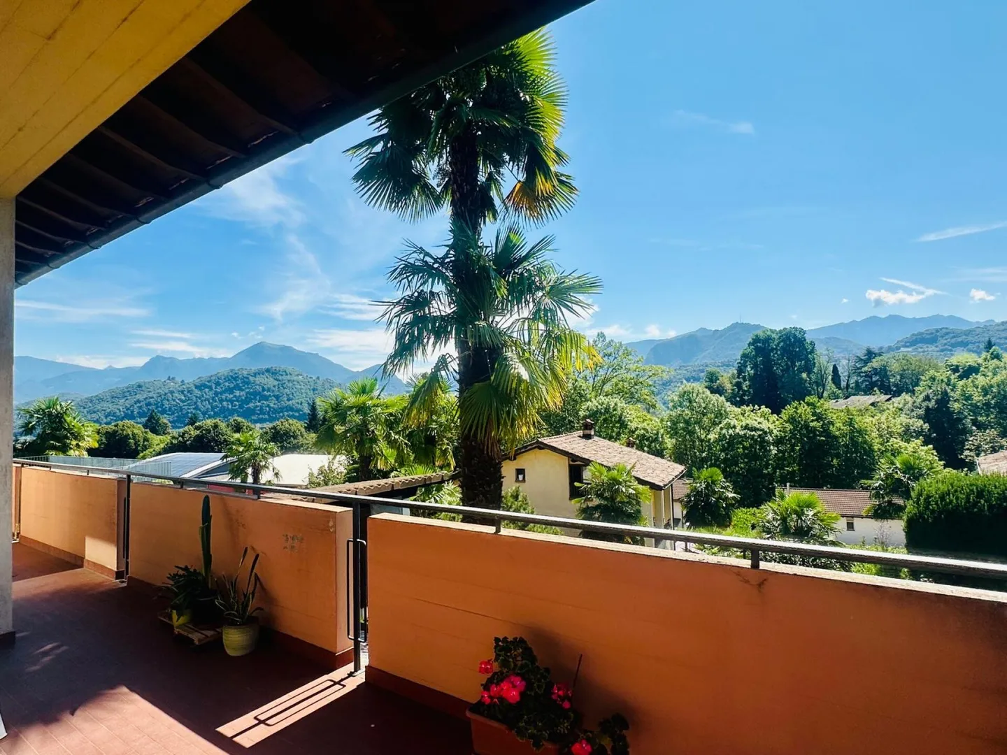 AGNO · TWO-FAMILY HOUSE WITH GARDEN IN A QUIET RESIDENTIAL AREA - Photo 10 of 11
