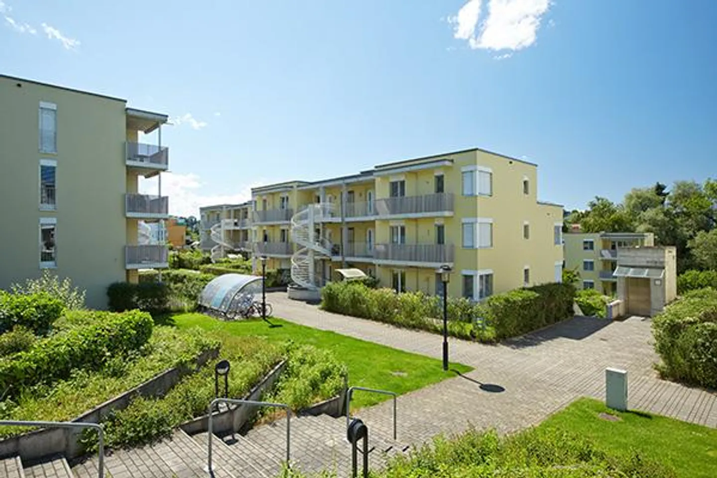 Appartement 2,5 pièces dans un emplacement optimal - Photo 1 sur 8