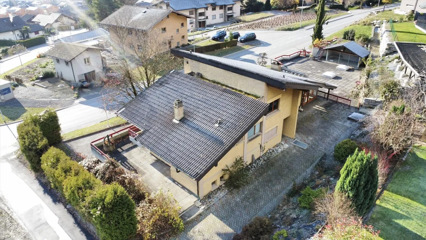 Large house with a lot of potential in Chamoson - Photo 4 of 13