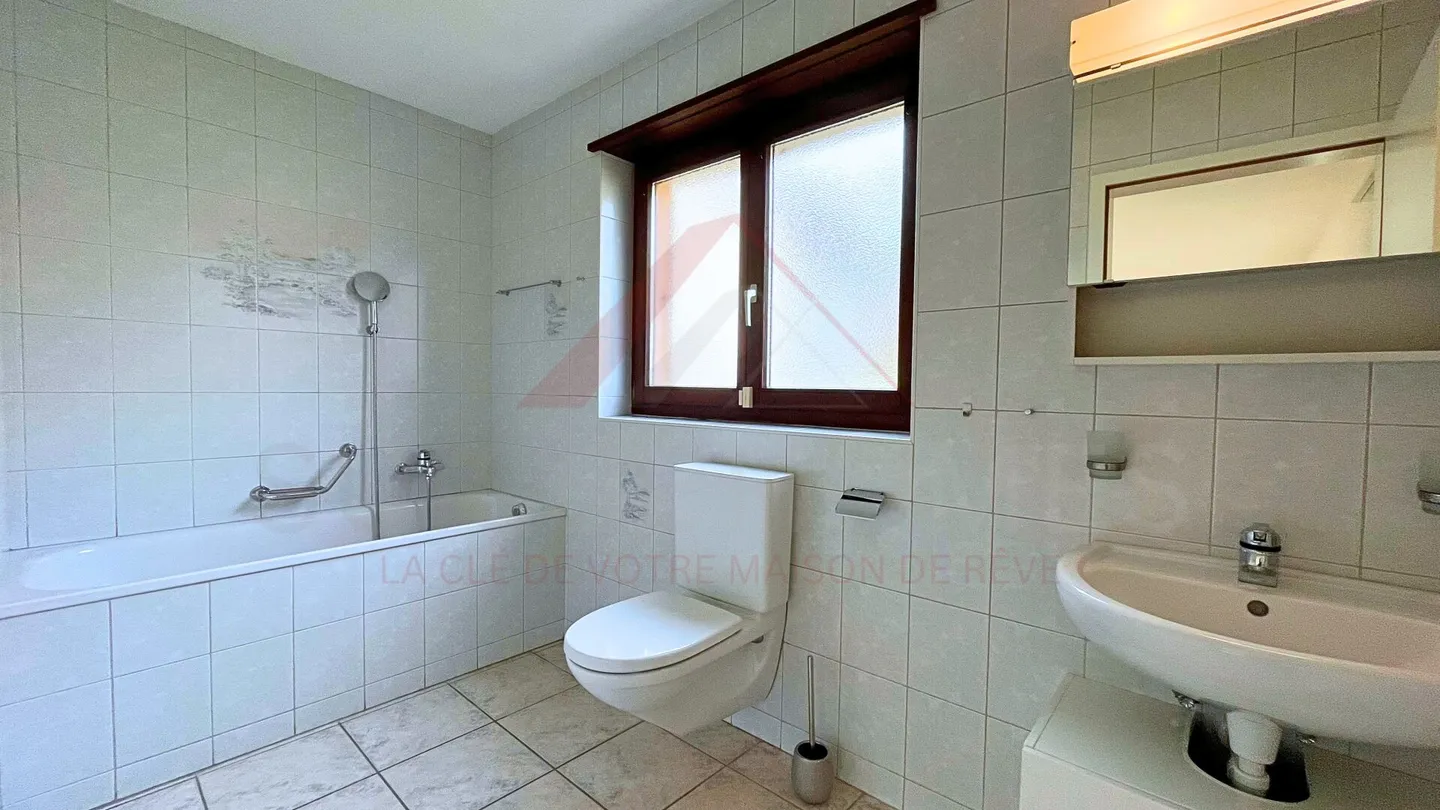 Opportunità rara a Vicques: casa familiare di 151 m² con giardino, terrazze e bagno nordico - Foto 16 di 18