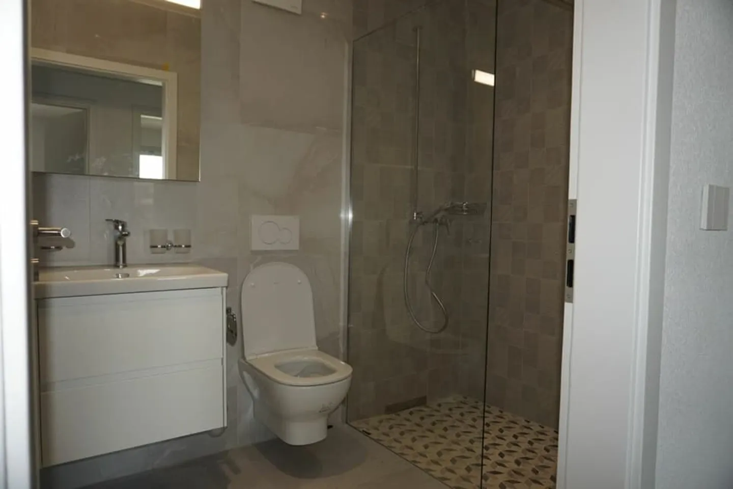 Appartement de 4,5 pièces - Surface nette de 105 m2 - Terrasse de 47 m2 - orient - Photo 6 of 12