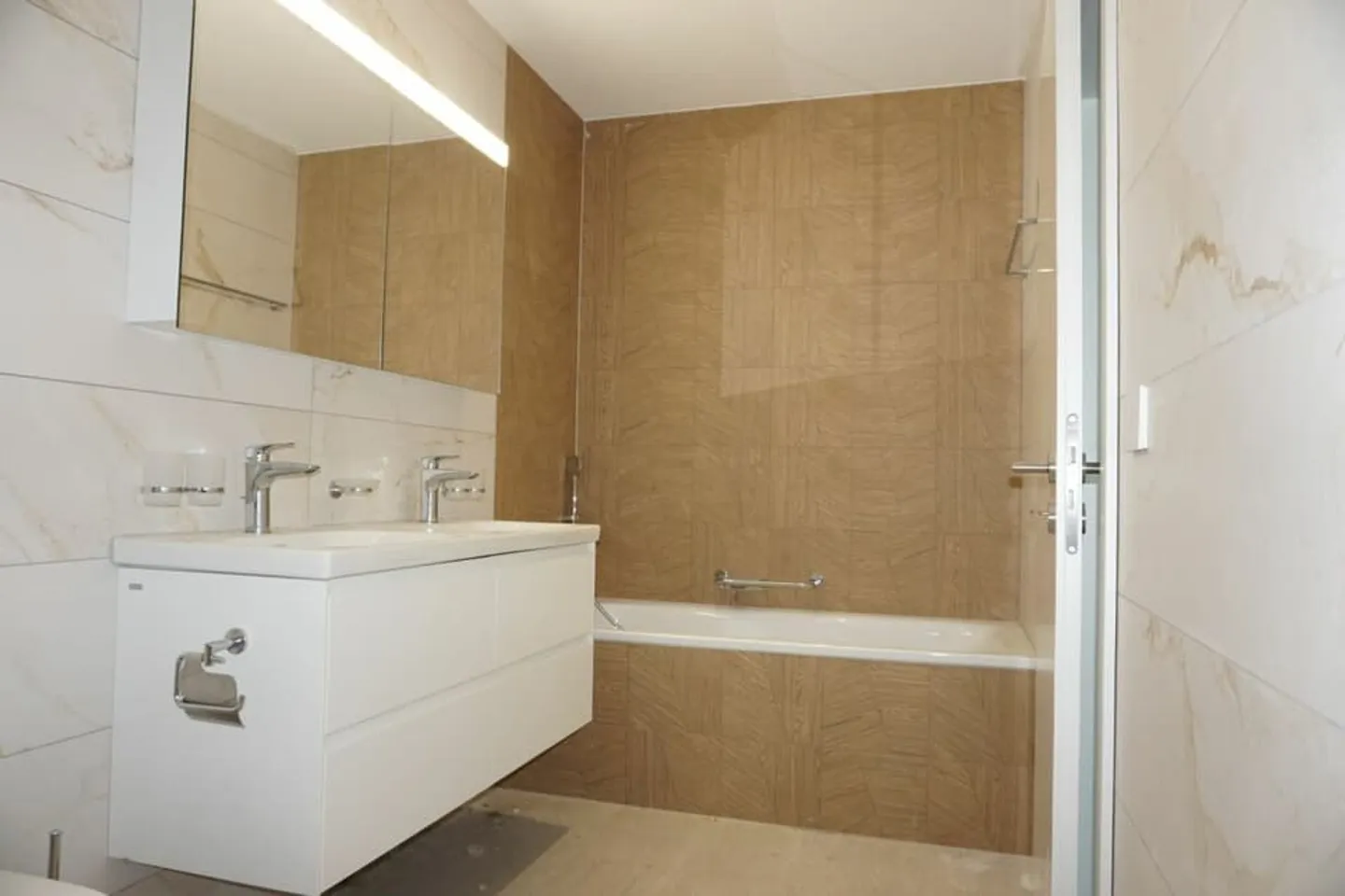 Appartement de 4,5 pièces - Surface nette de 105 m2 - Terrasse de 47 m2 - orient - Photo 7 of 12