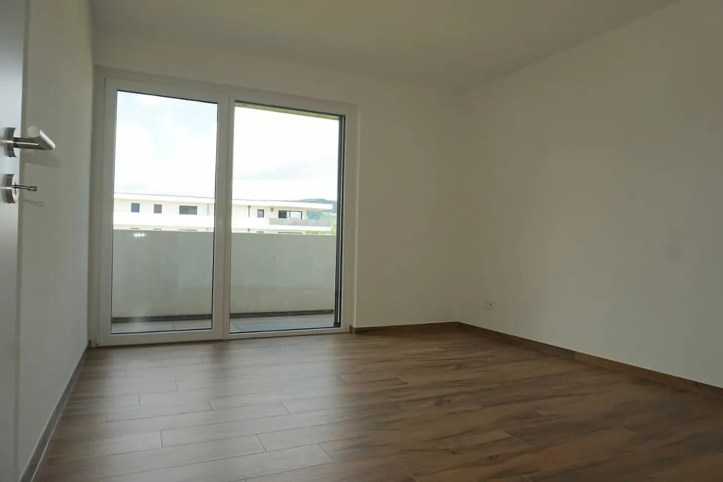 Appartement de 4,5 pièces - Surface nette de 105 m2 - Terrasse de 47 m2 - orient - Photo 3 of 12