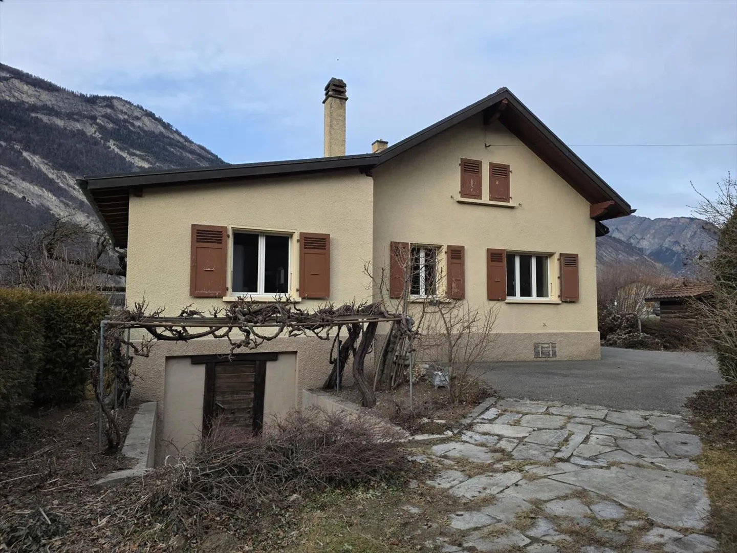 Detached house with land, parking spaces and garden at the entrance of Saxon - Photo 1 of 10