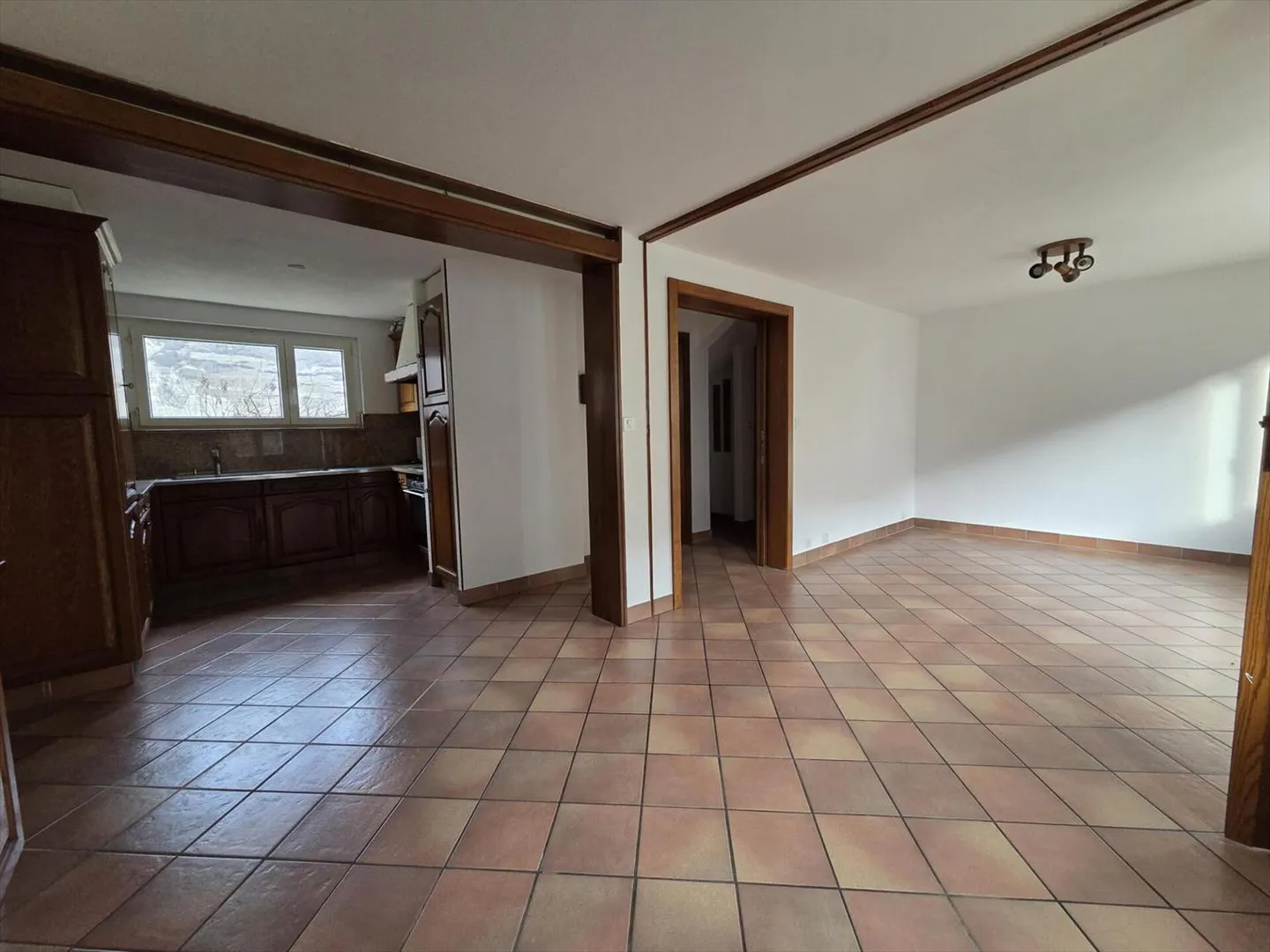 Detached house with land, parking spaces and garden at the entrance of Saxon - Photo 4 of 10