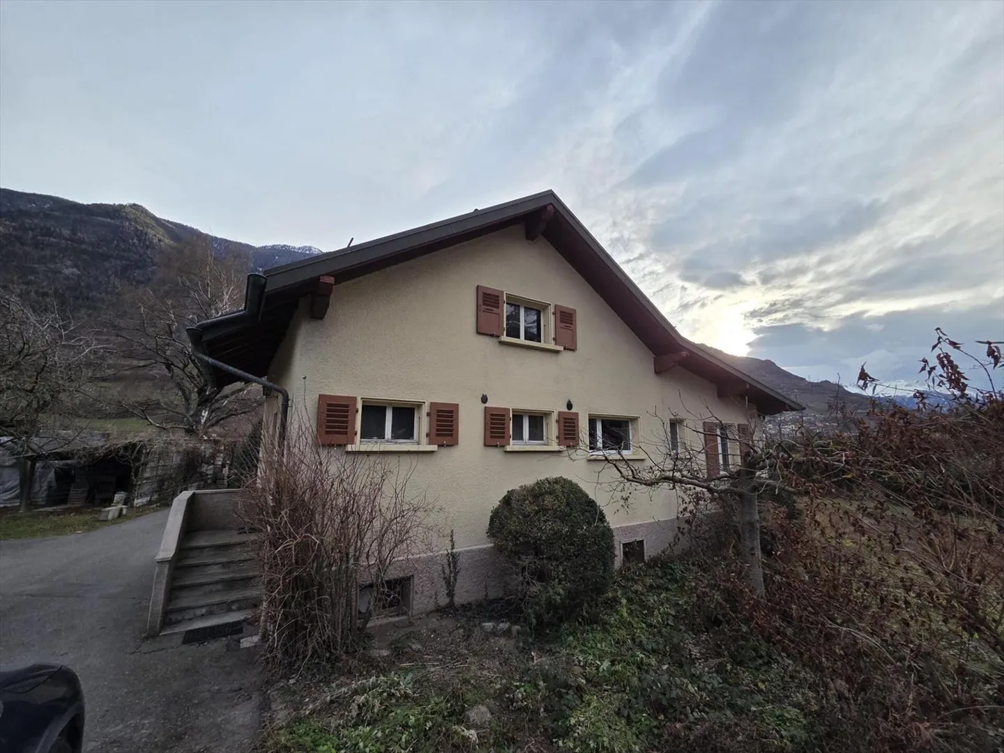 Detached house with land, parking spaces and garden at the entrance of Saxon - Photo 10 of 10