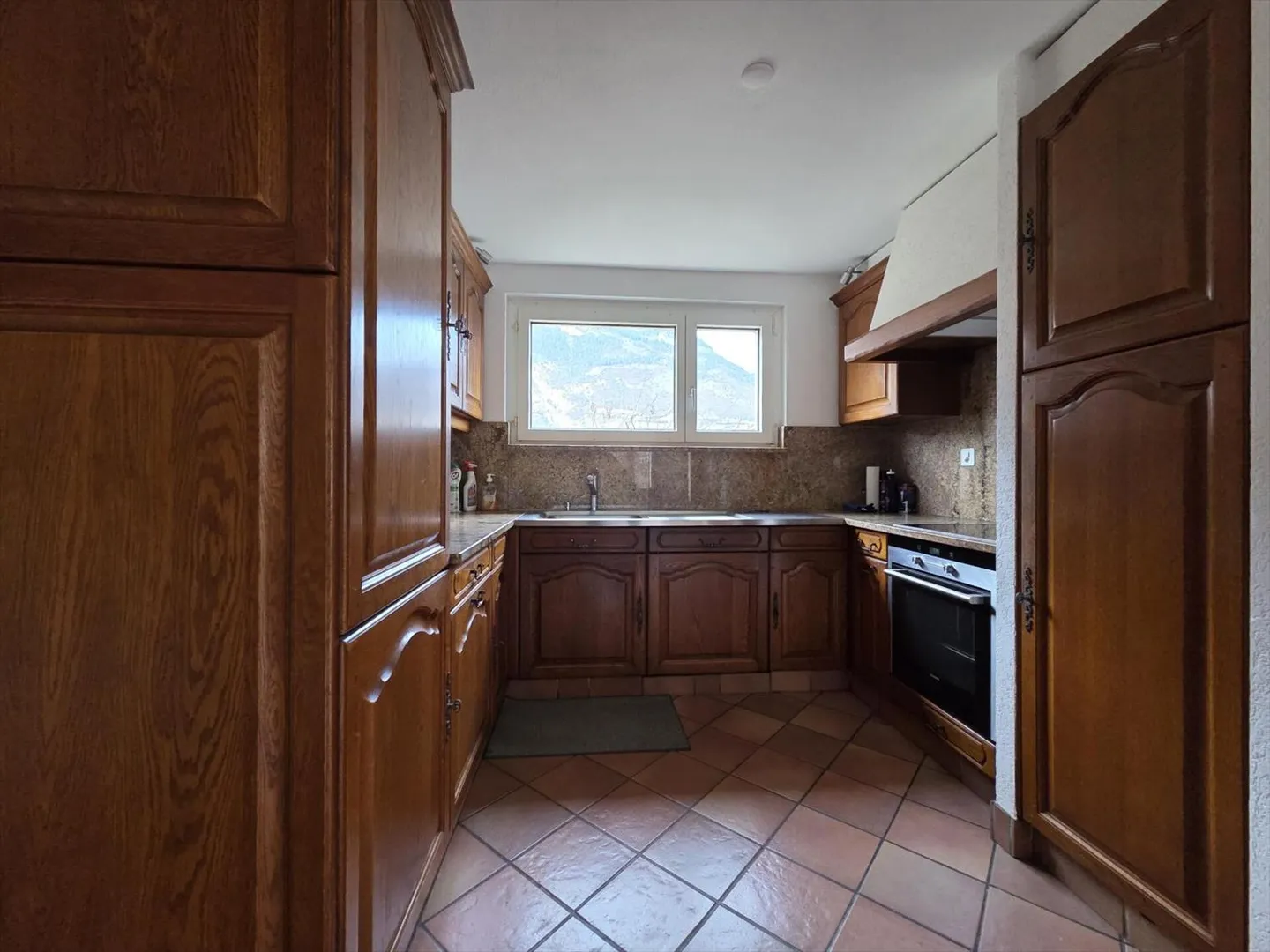 Detached house with land, parking spaces and garden at the entrance of Saxon - Photo 2 of 10